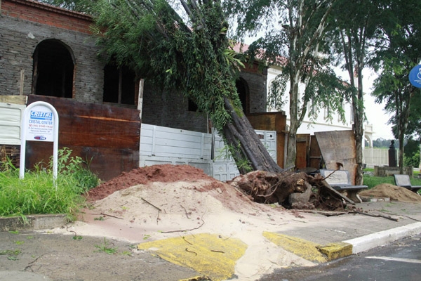 ESTRAGOS - A tempestade derrubou árvore na praça central de Patrocínio que atingiu uma casa em construção. Ninguém se feriu